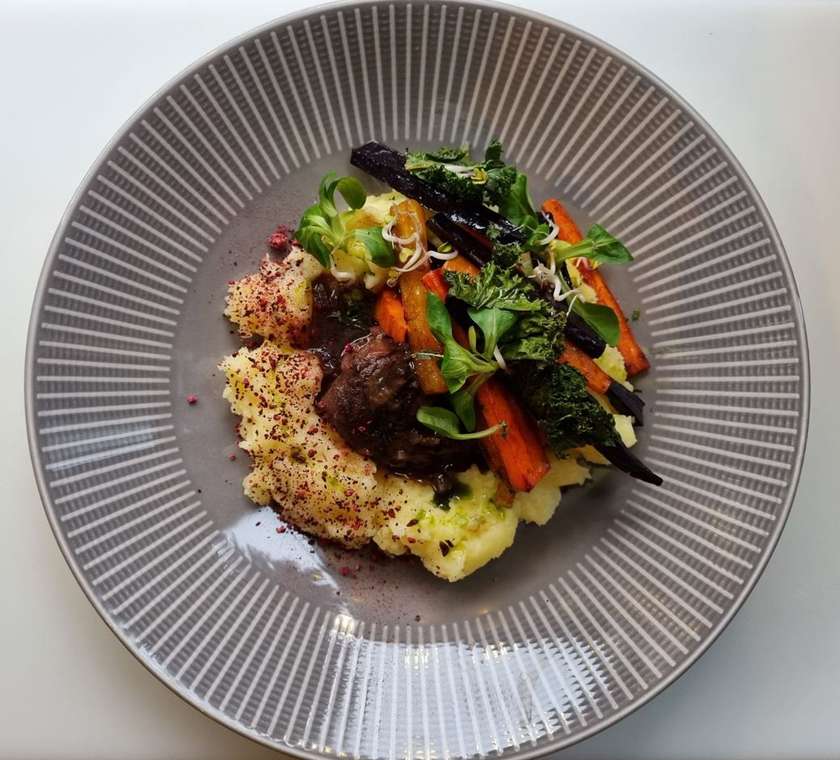 Veisepõsk kartulipudru, mooritud porgandite	ja punase veini kastmega