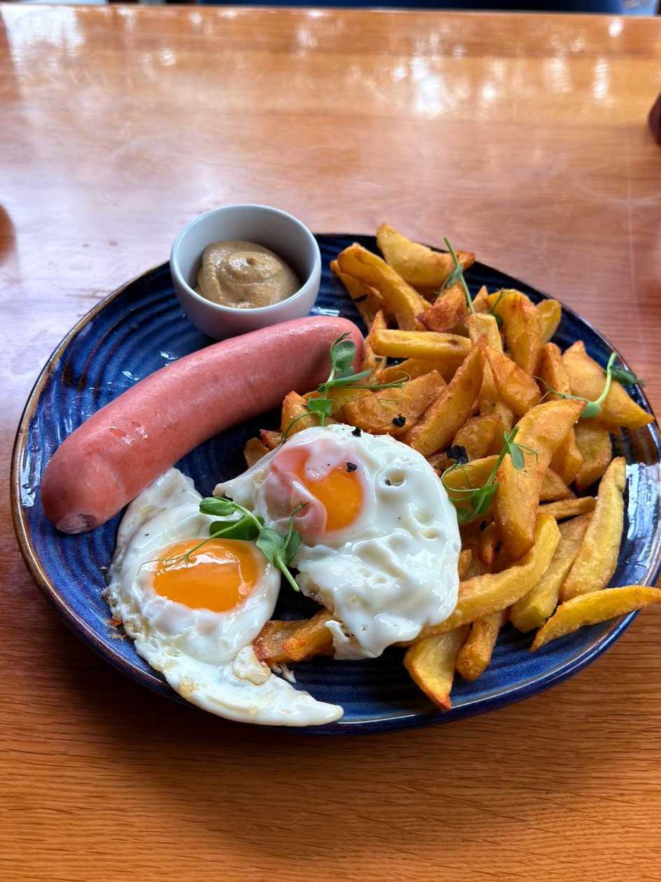 Cremvurști, ouă ochiuri și cartofi prăjiți