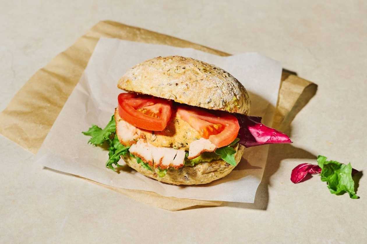 Bułka proteinowa - indyk sous-vide + awokado + sos ranczerski