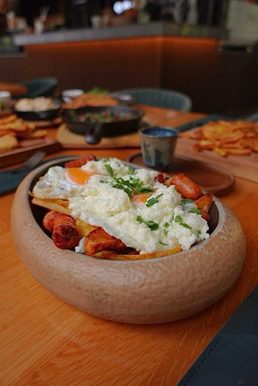 Ochiuri, cartofi prăjiți cu brânză rasă și cabanos special