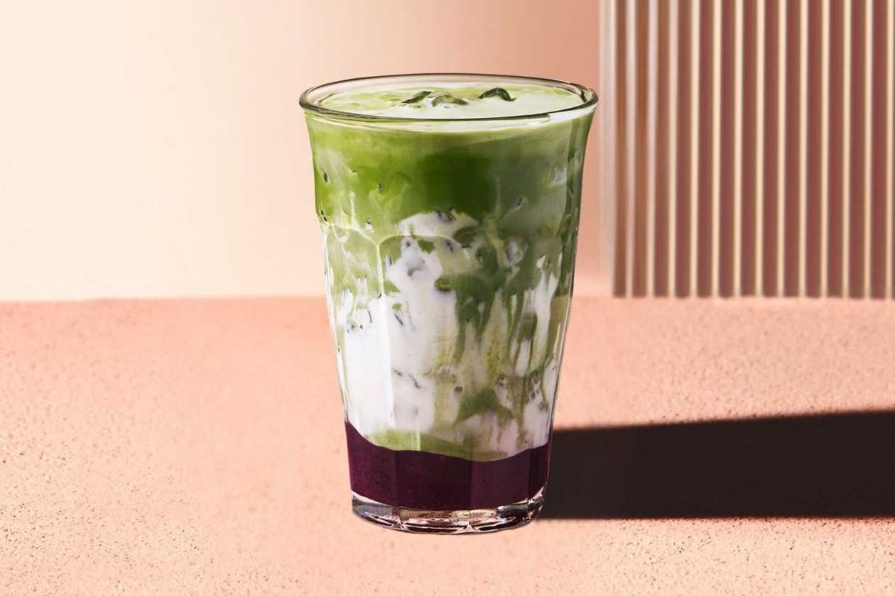 Iced Matcha Latte "Owoce Leśne"