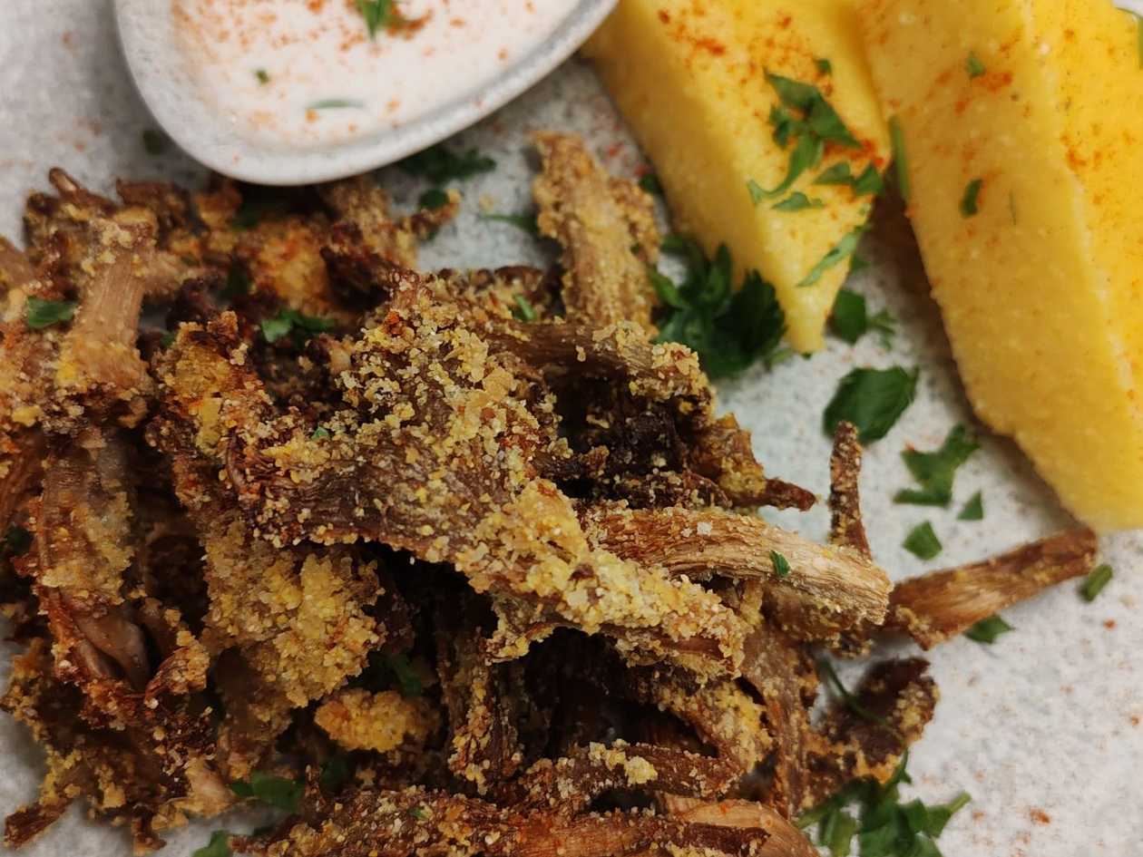 Pleurotus crocant cu mamaliga si sos de usturoi