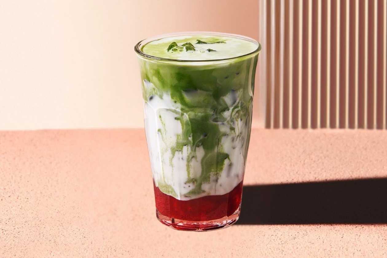 Truskawkowa Iced Matcha Latte