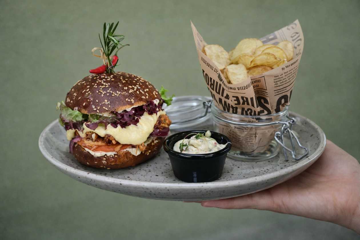 Burgeris su kiaulienos šonkauliukų mėsa, papirinta dešra ir bulvytėmis
