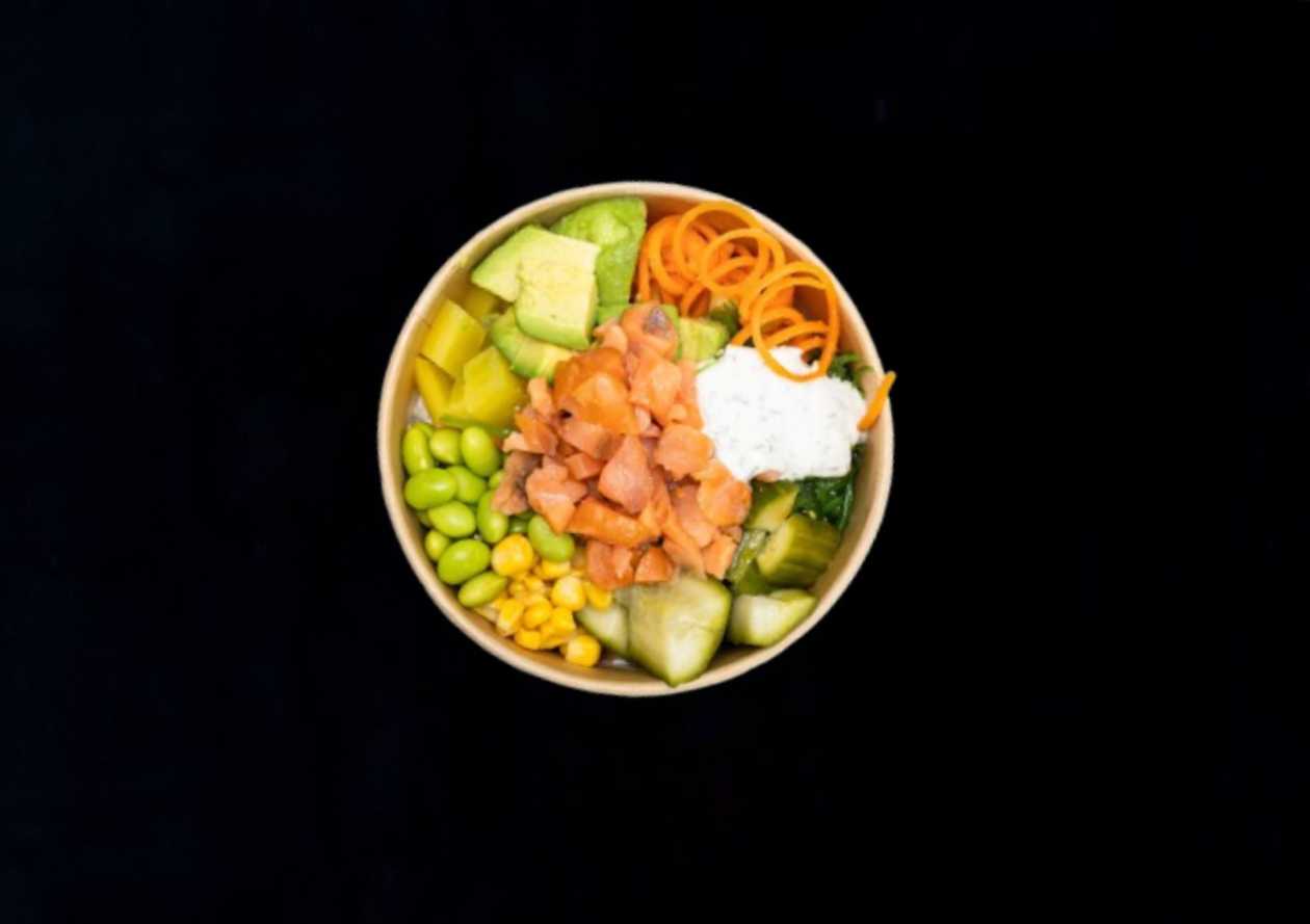 Poke s uzeným lososem