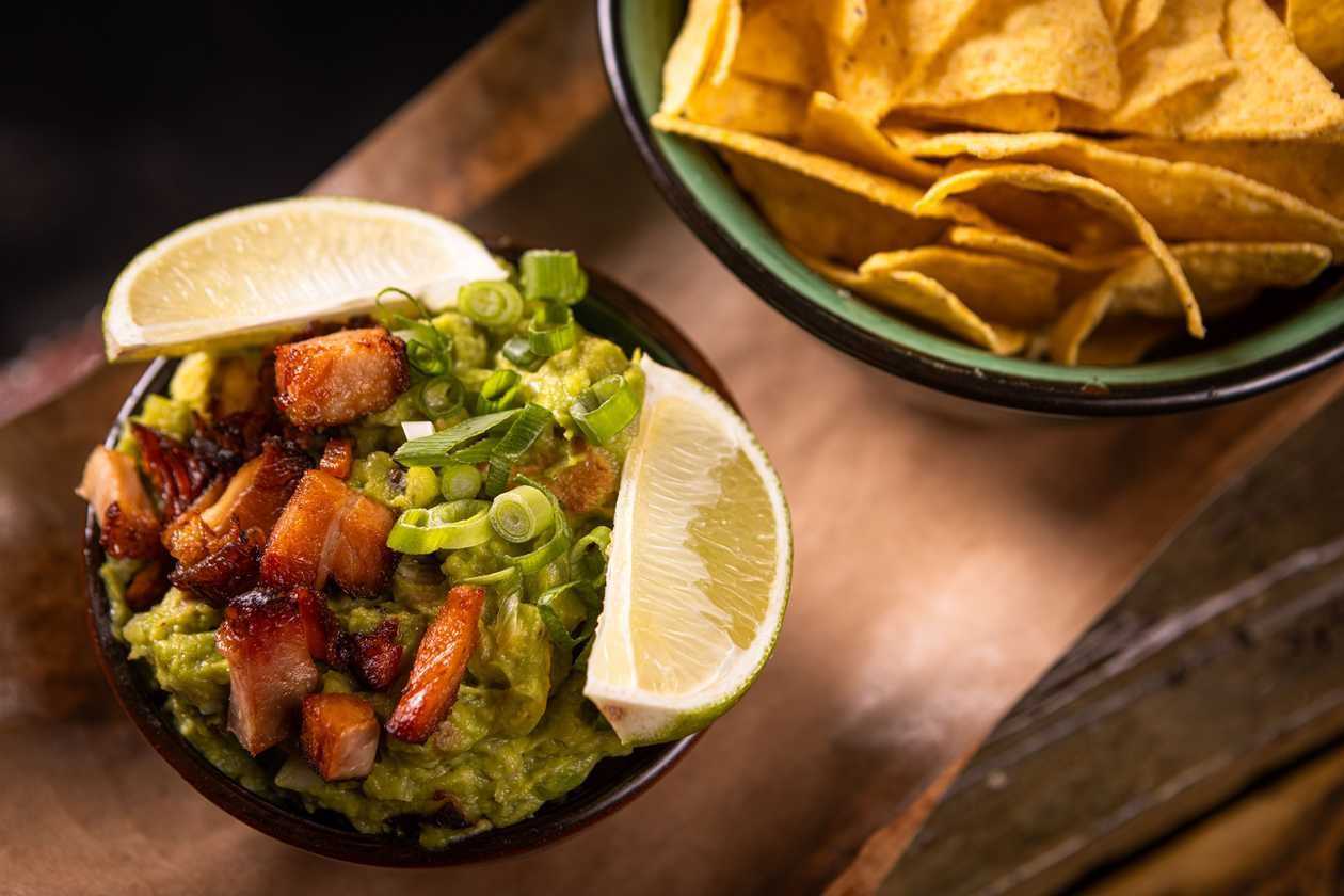 Jumeri Afumate cu Guacamole