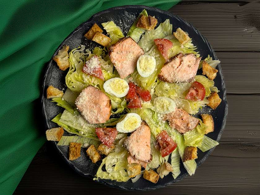 Цезар з лососем – ідеальне поєднання свіжості та витонченості