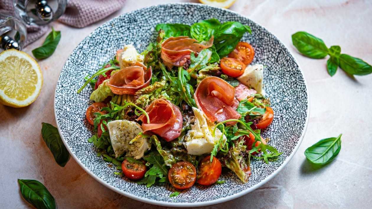Salat mozzarella, parma singi ja kirsstomatitega