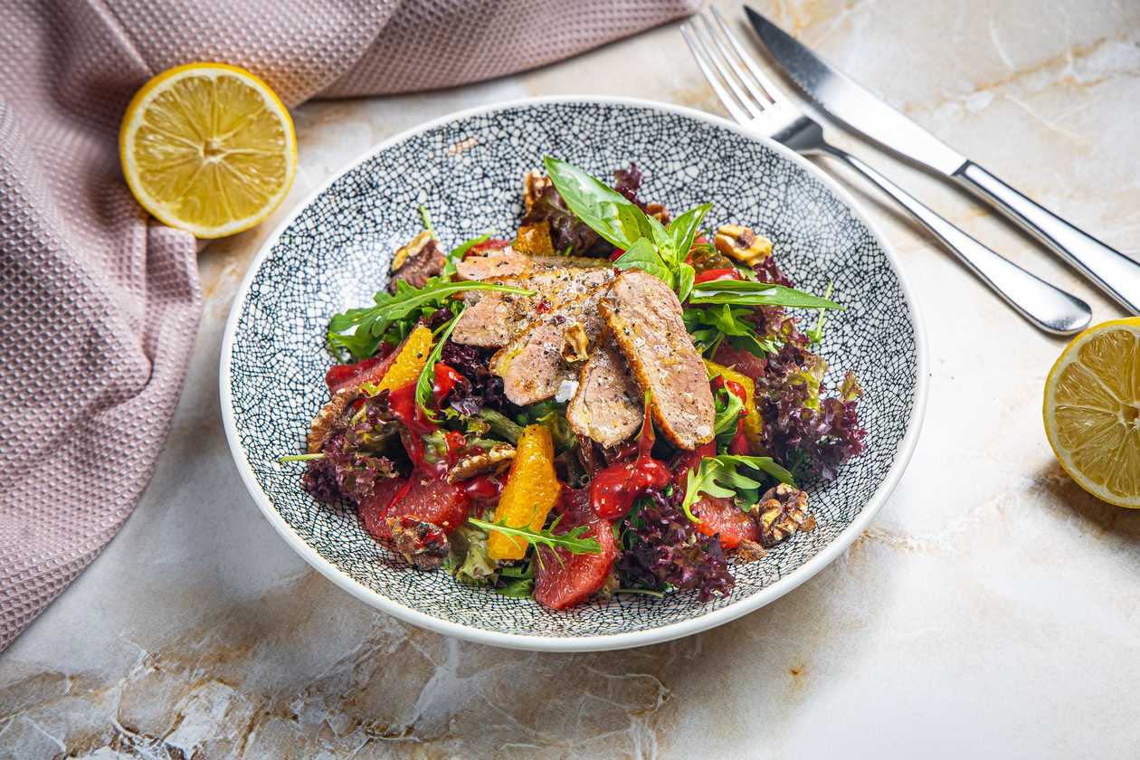 Salat grillitud pardifilee ja vaarika vinegretiga