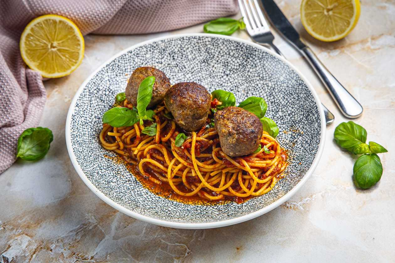Pasta lihapallidega Marinara kastmes