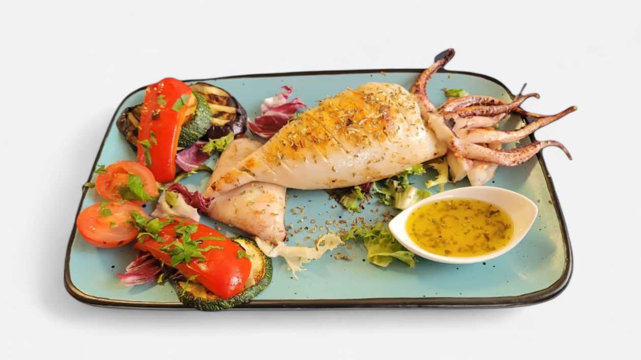 Mediterranean Calamari stuffed with feta cheese, served with grilled vegetables and lemon/oregano sauce 750g