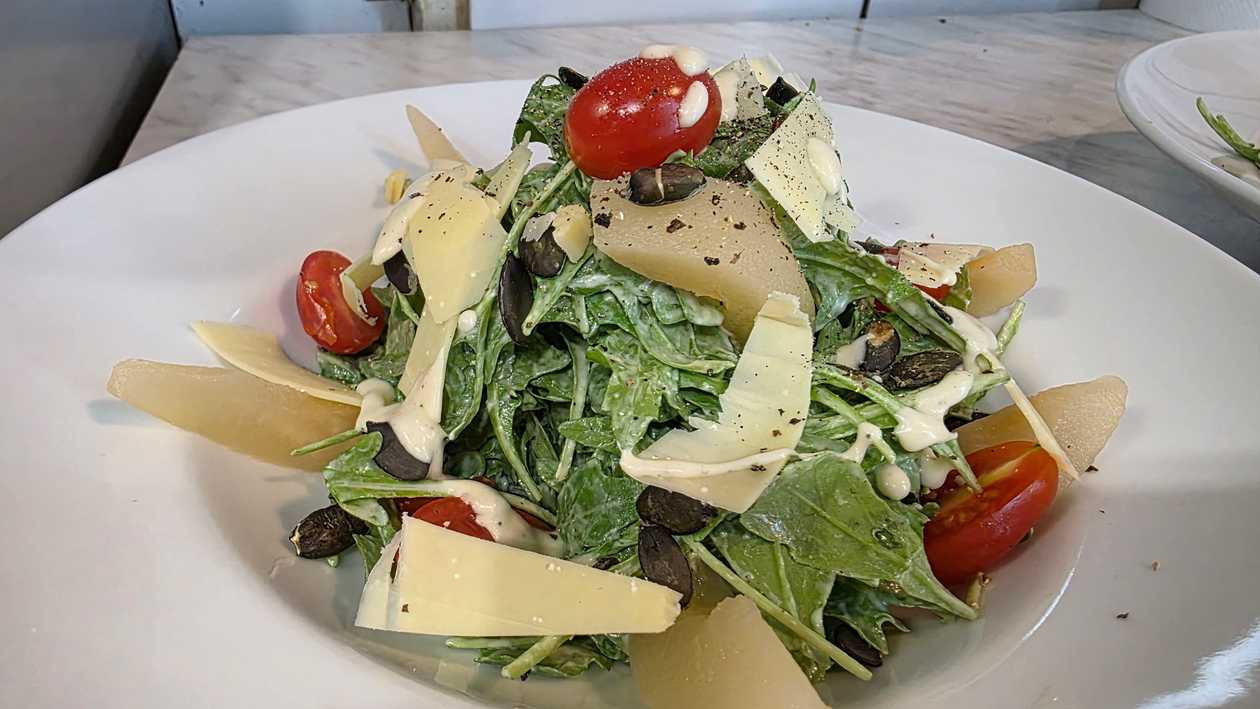 Sałata z marynowaną gruszką