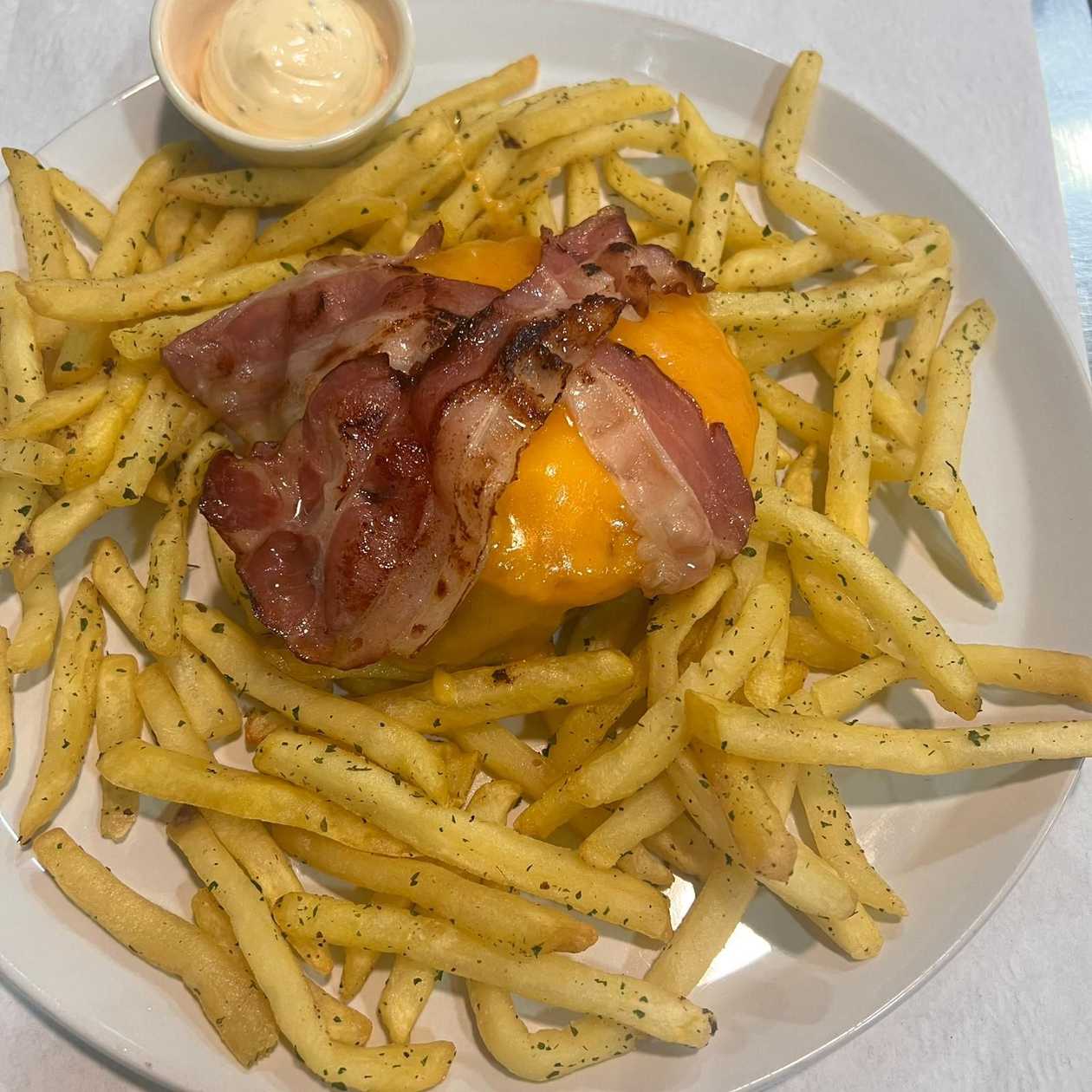 X - No prato com batatas fritas