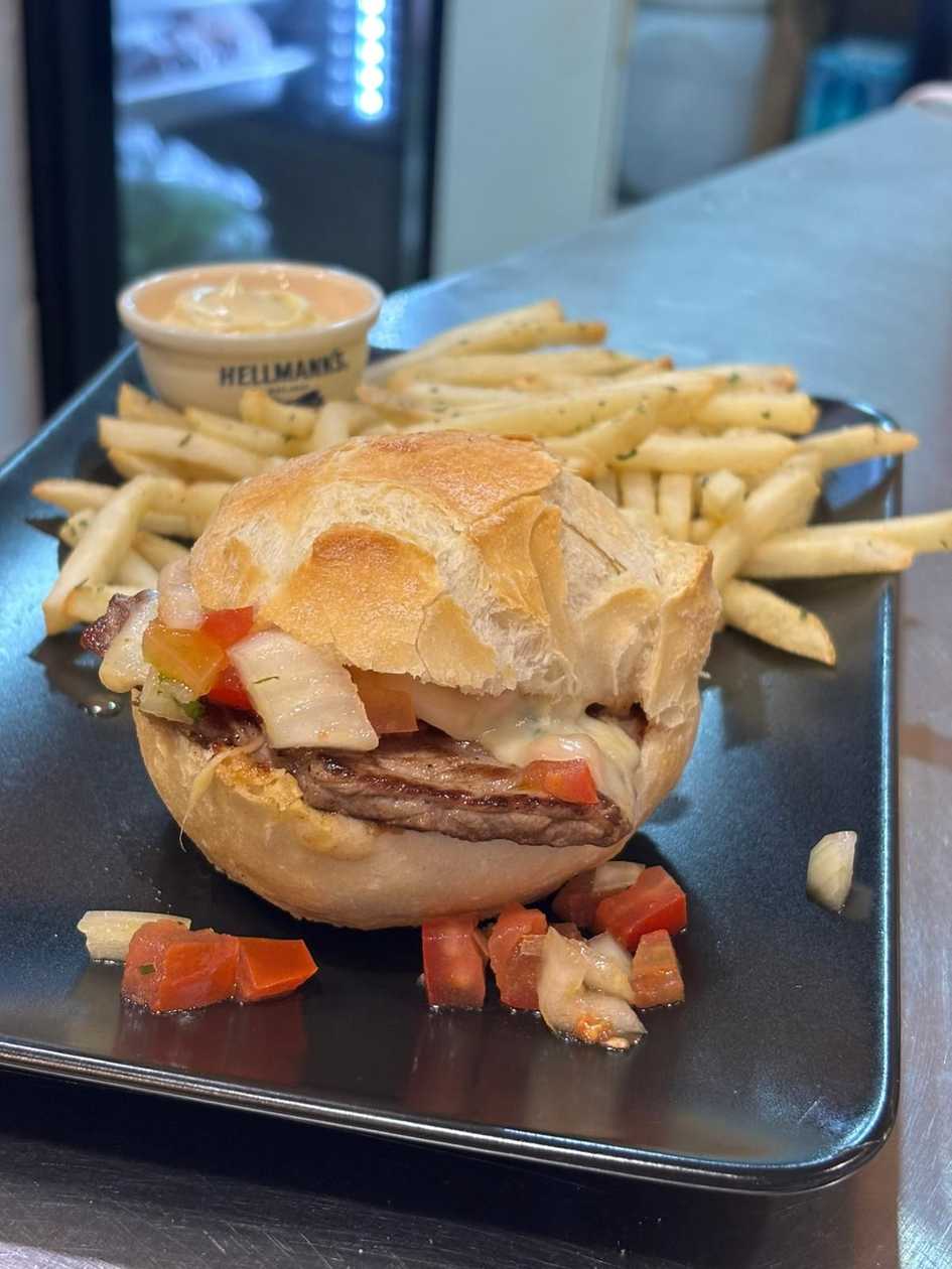 X - Churrasco com batatas fritas