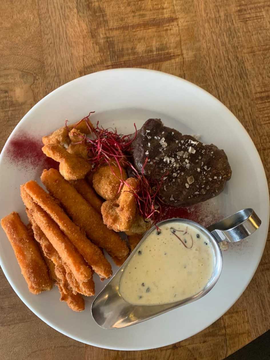 220g Hovädzí steak , vyprážaná zelenina, pfeffer omáčka(1,3,7)