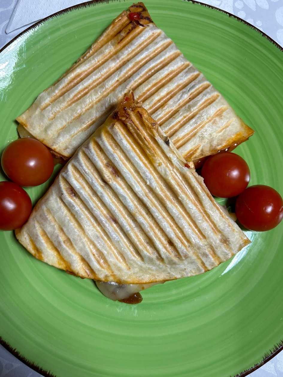 Quesadilla de pui cu cartofi prăjiți