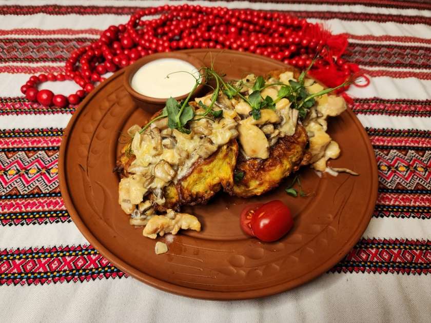 Deruny with chicken and mushrooms