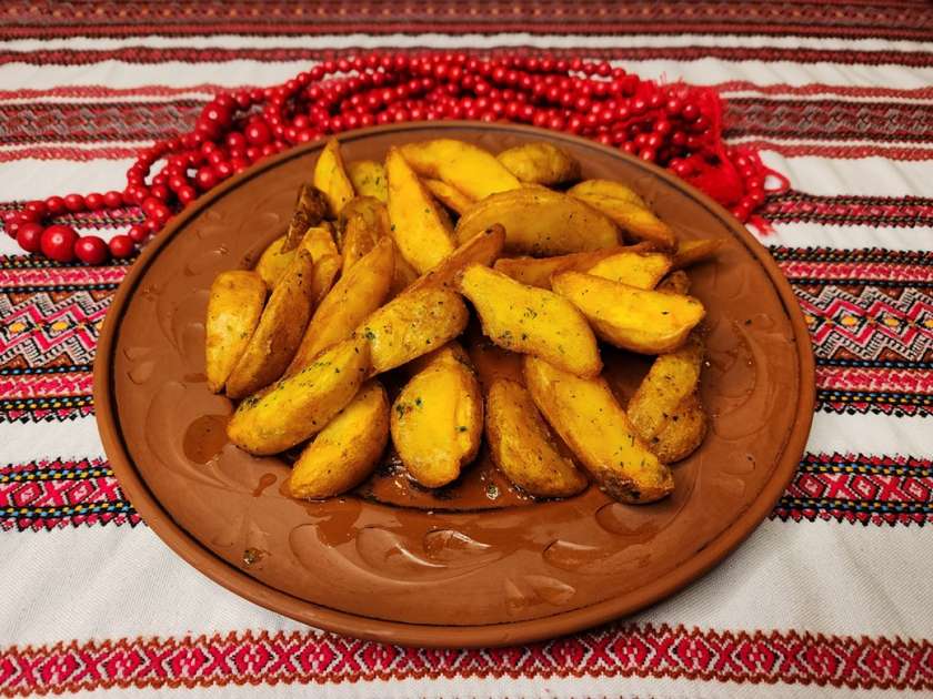 Potato wedges with garlic sauce