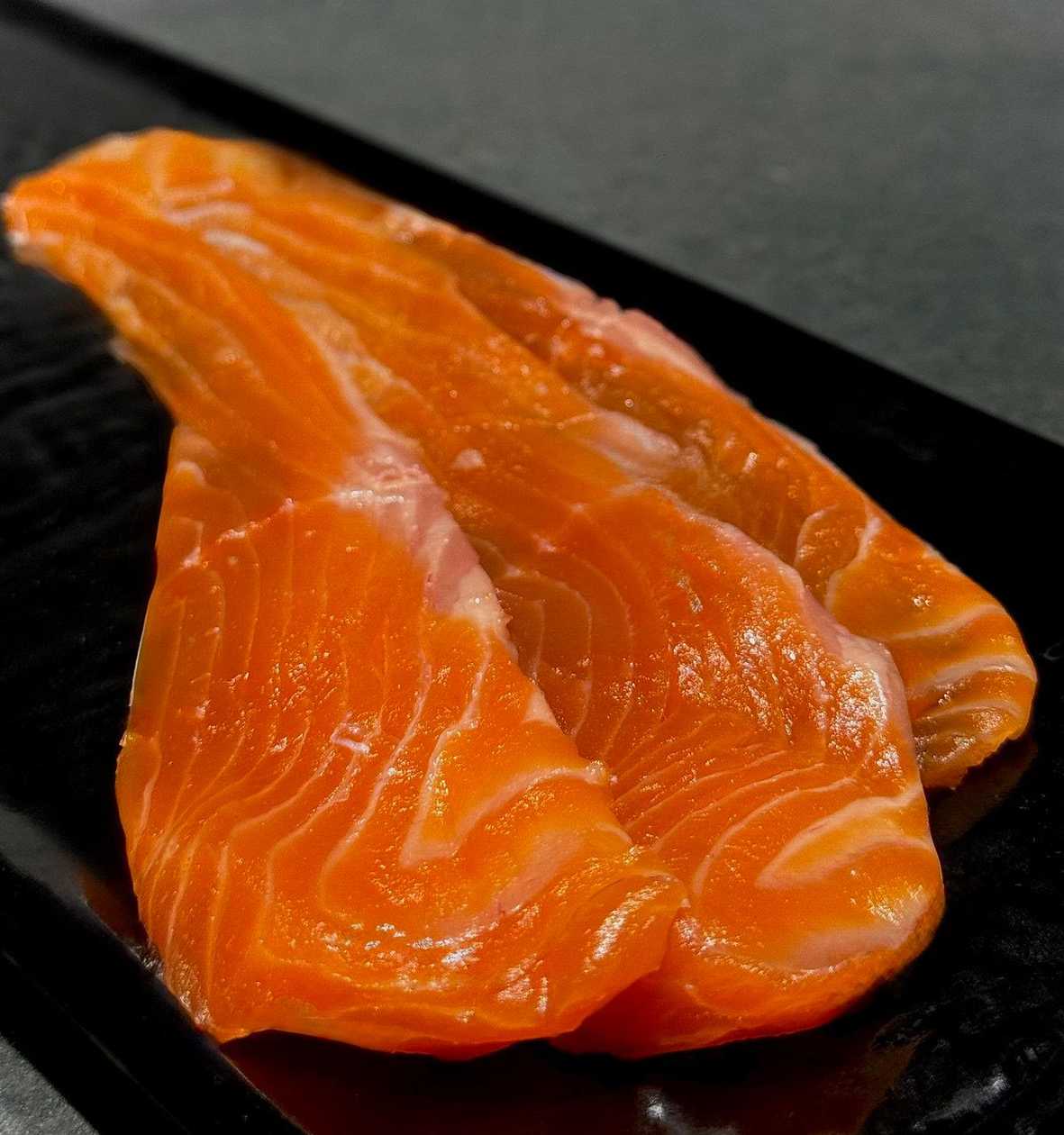 Lightly salted salmon slices with gin and lime 200 gr