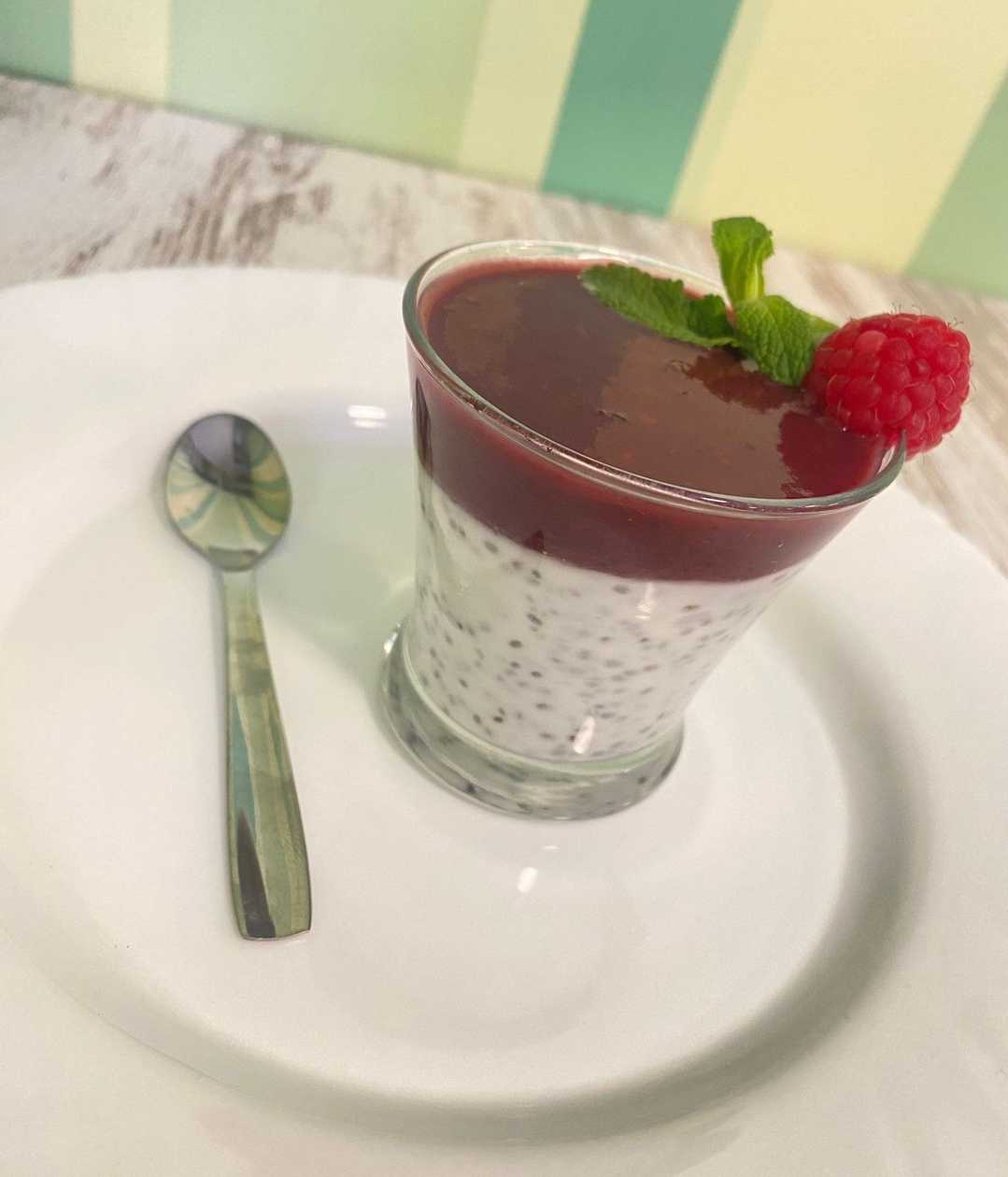 Pudim de Chia e Iogurte com Frutos Vermelhos