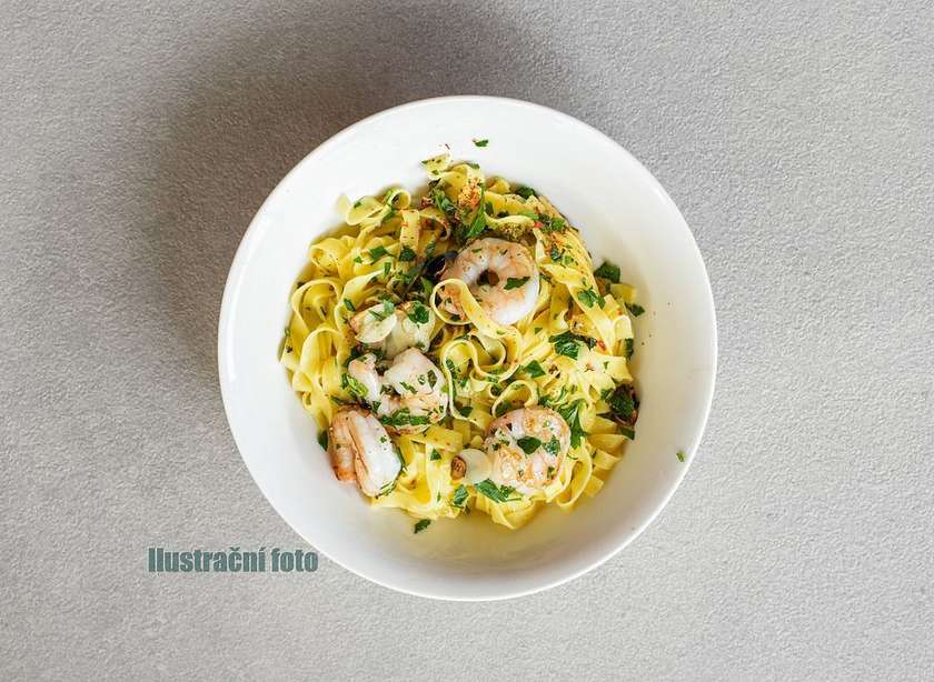 Tagliatelle s krevetami, česnekem a rajčaty