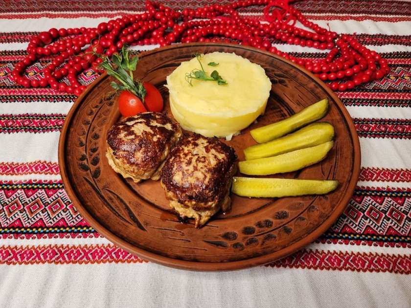 Homemade cutlets & mashed potatoes