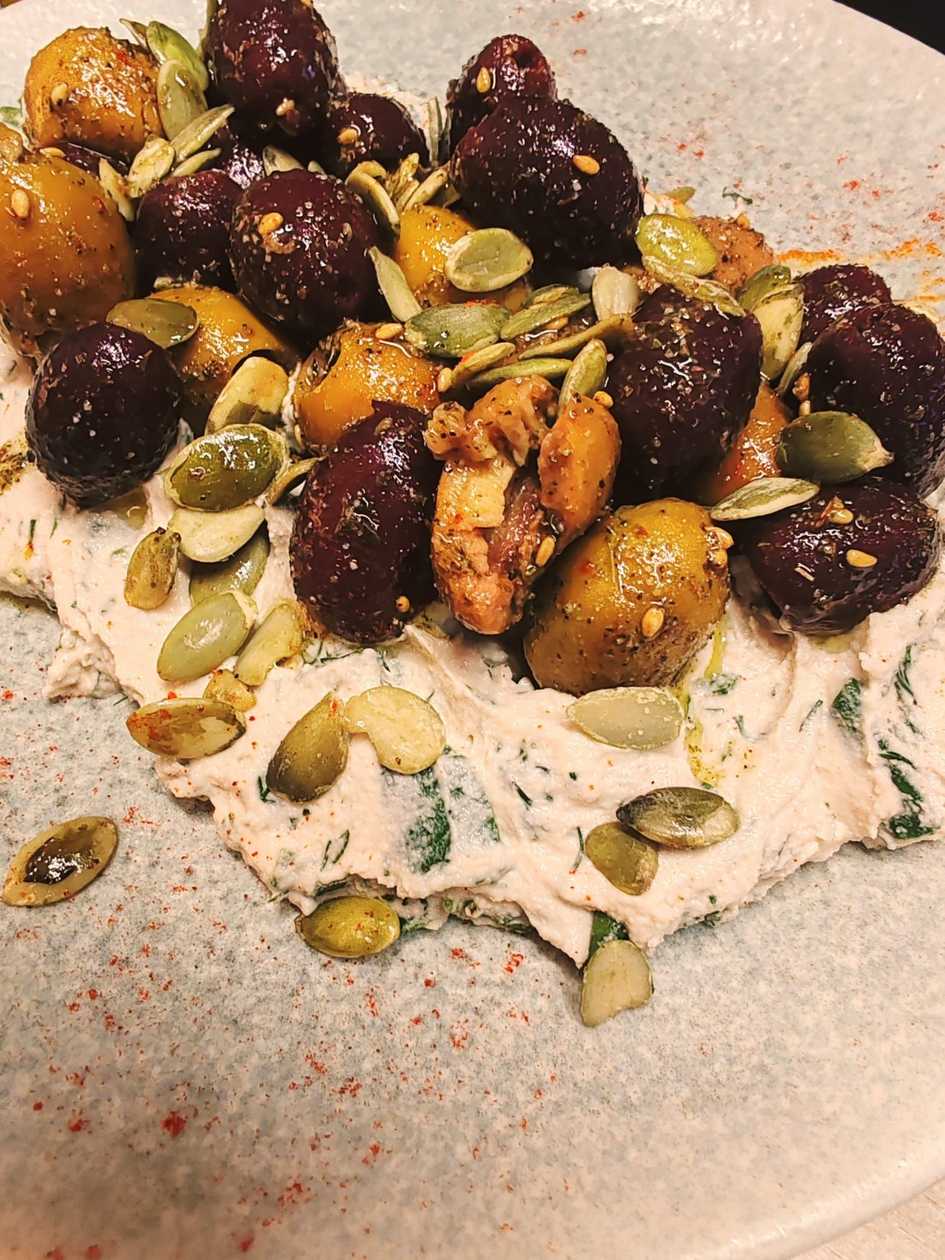 branza de caju cu mix de masline si zatar