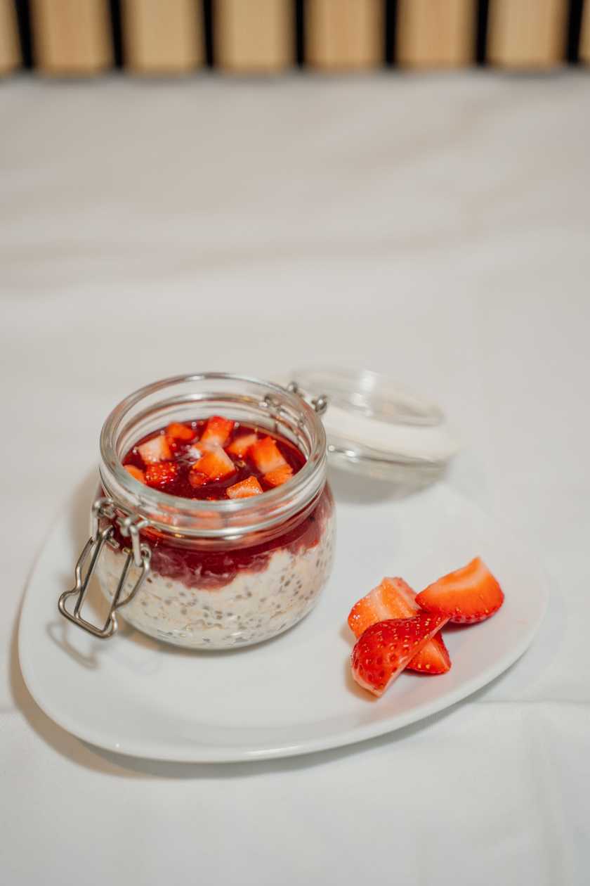 Overnight Oats Morangos e Compota de Frutos Vermelhos