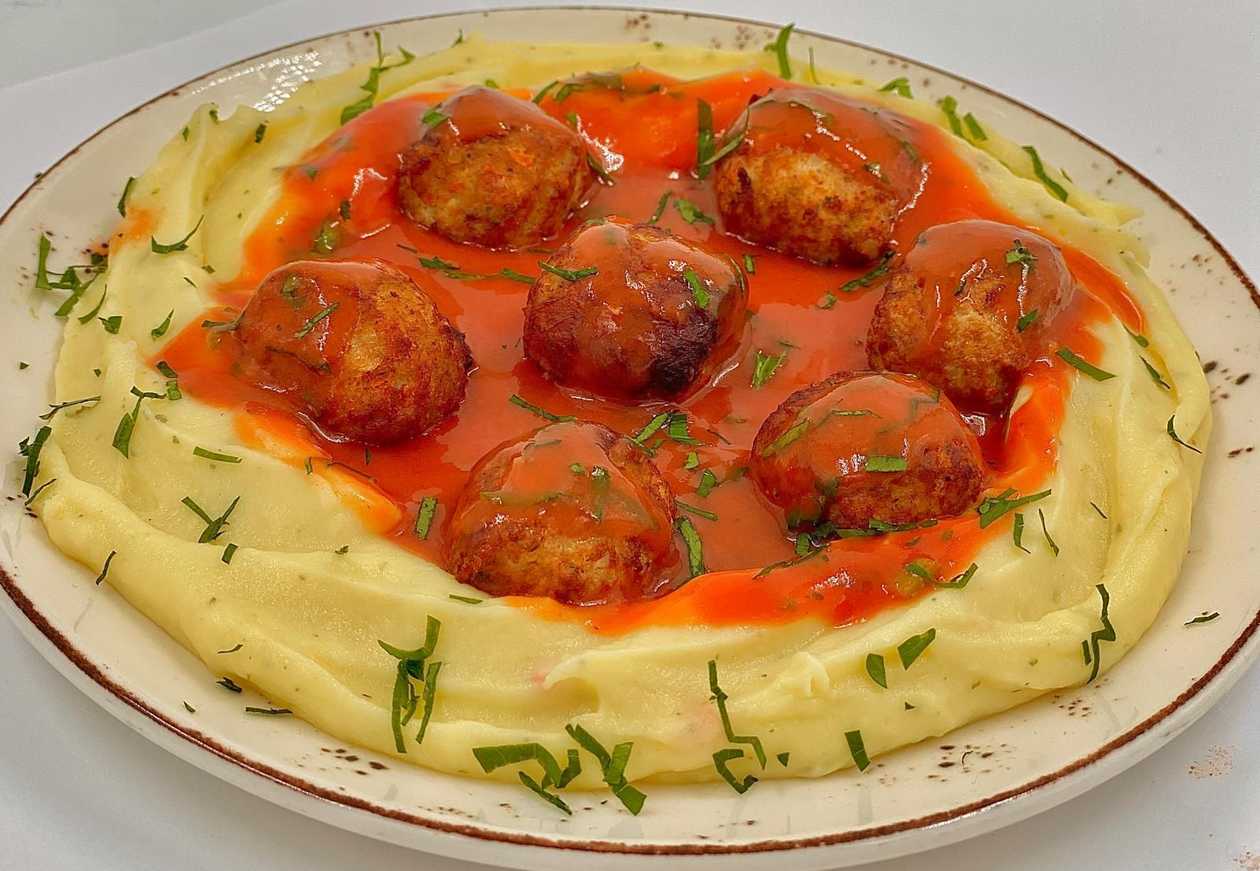 Chiftelute de porc cu sos si garnitura la alegere