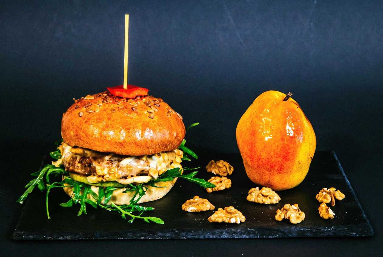 Pork Burger Gourmet cu nuca si para