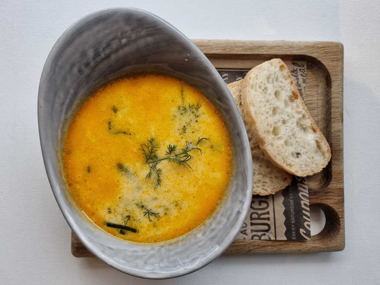 Koorene kalasupp (Lõhe, krevetid, porgand, porru, hernes)