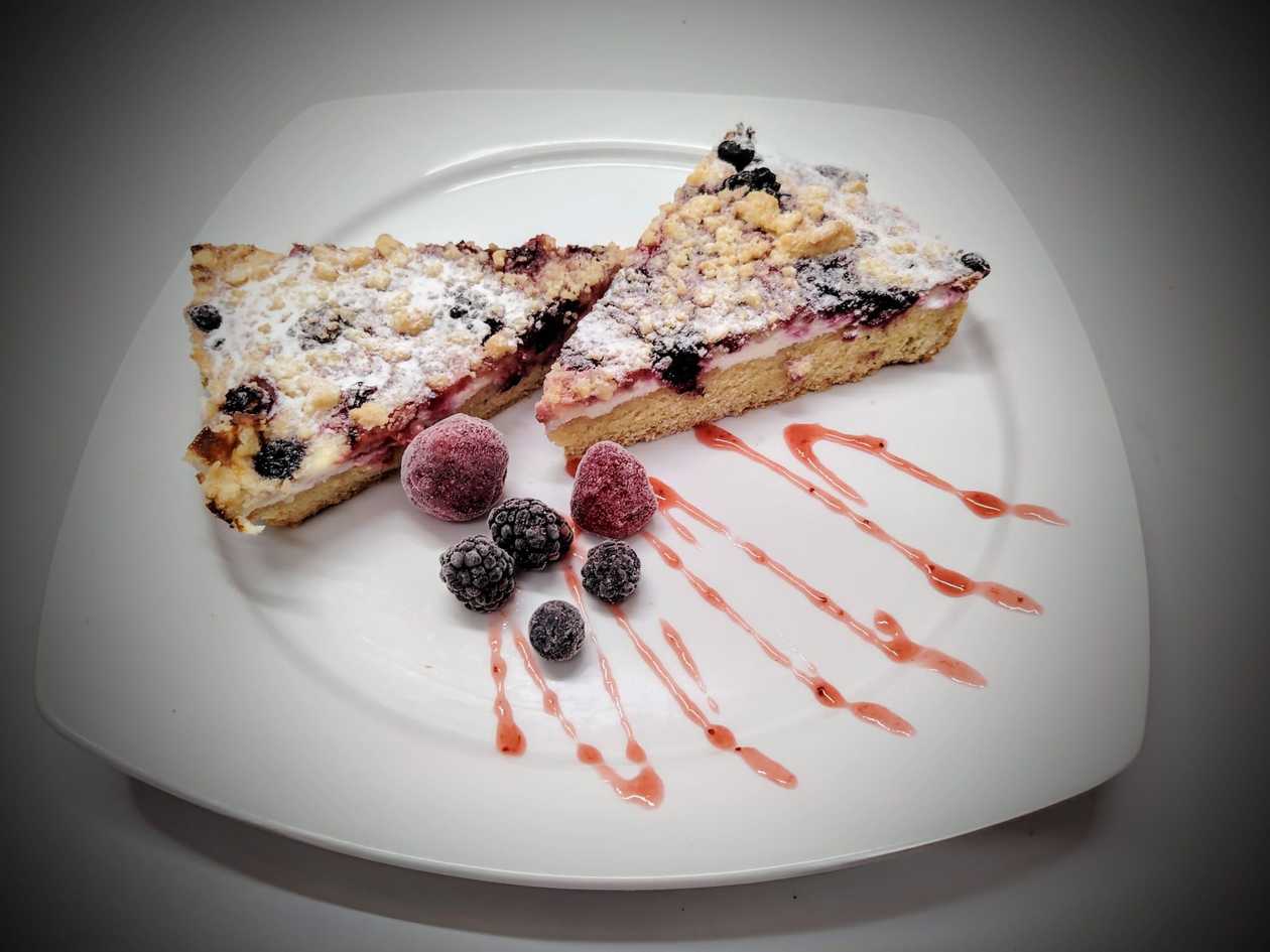 Domácí Tvarohový ovocný koláč s drobenkou .