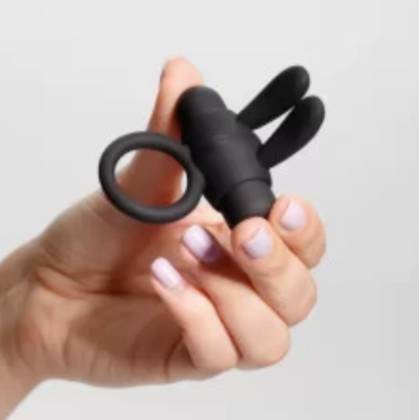 Pluto: O Anel Peniano com Vibrador para o Clitóris