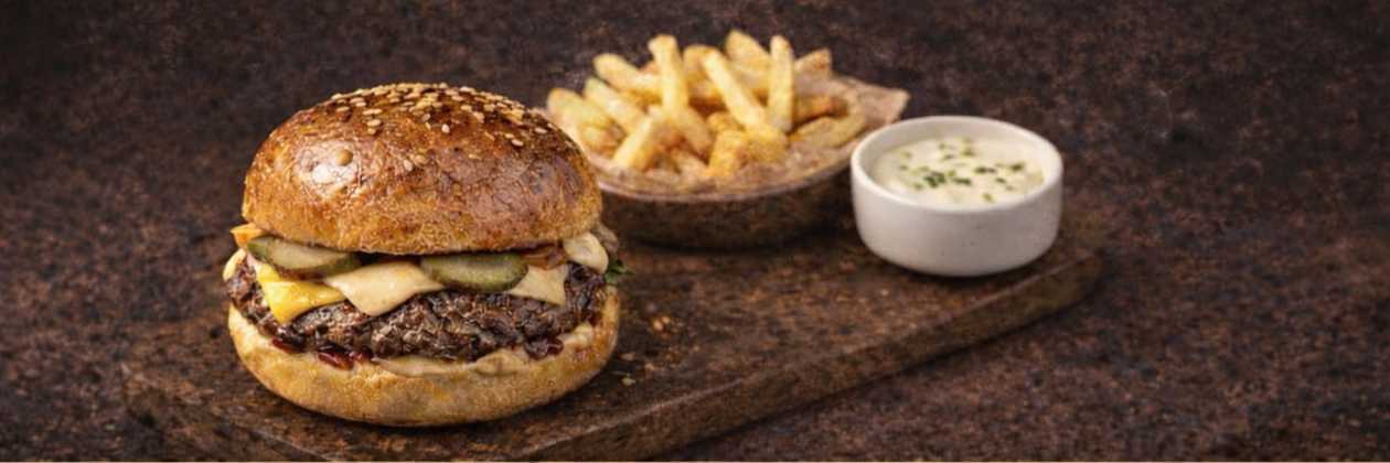 Beef Burger with Fries and Dressing 150g/150g/80g
