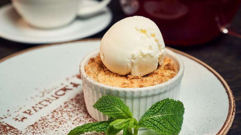Warm rhubarb and apple cake with ice cream