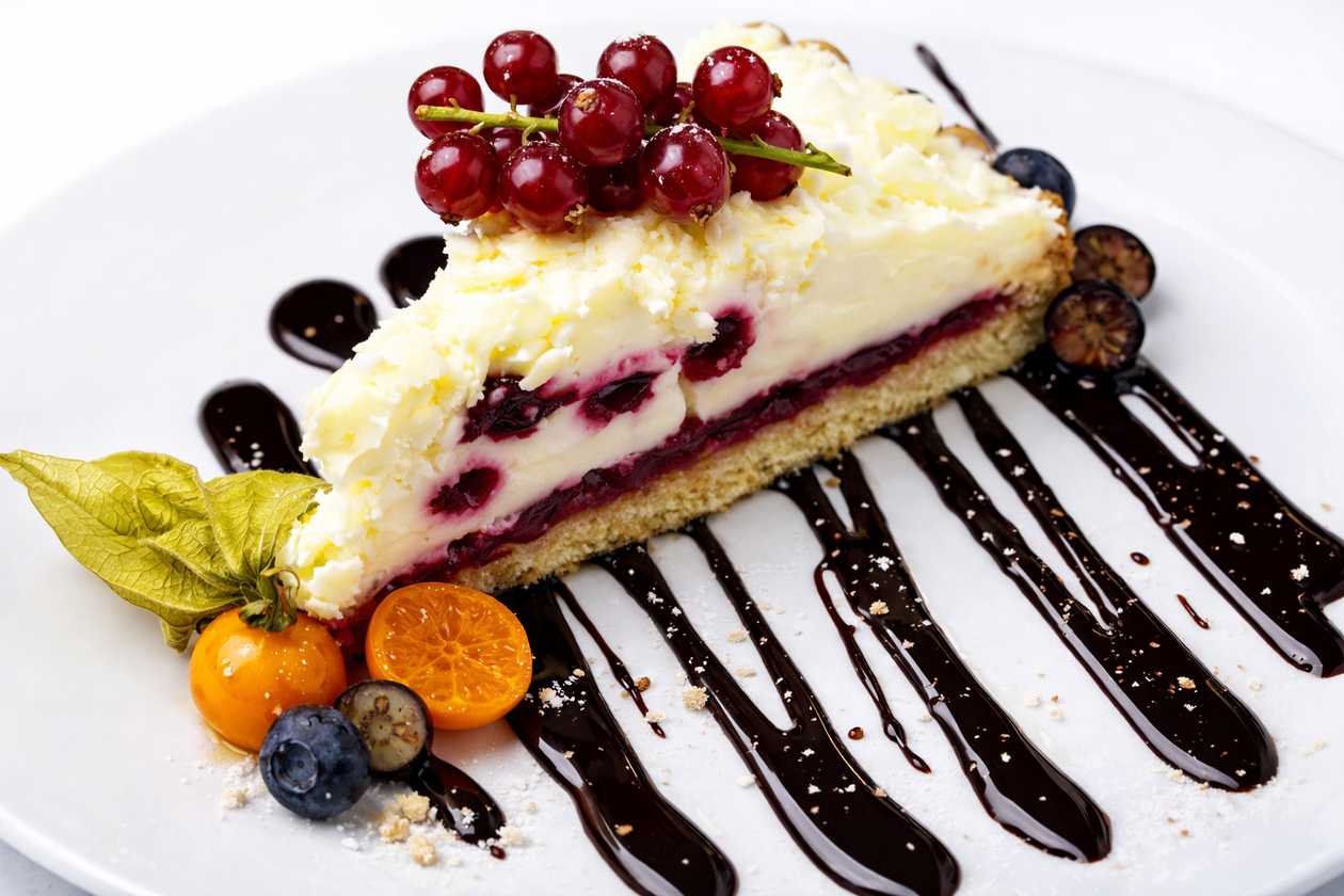 Cake with white chocolate and cranberry