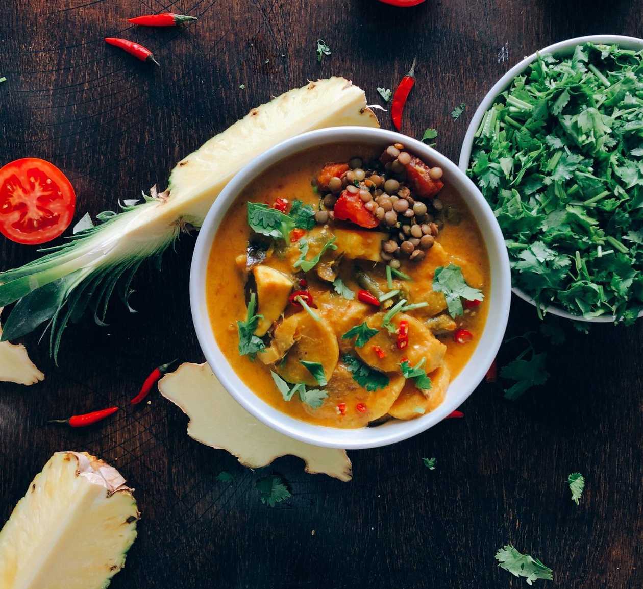 Indické VEGAN mangové kari s cuketou a hráškom