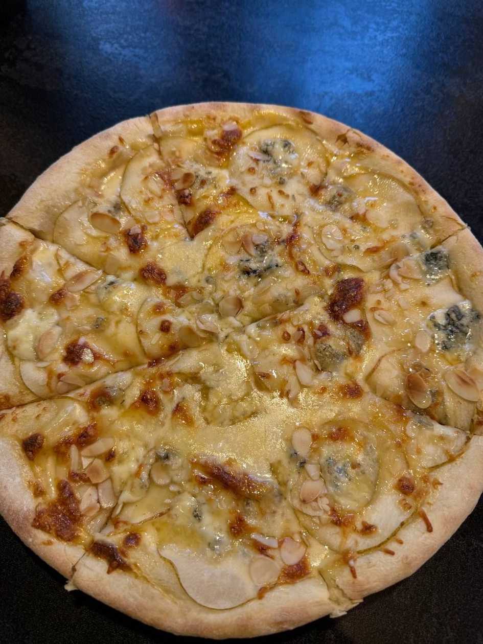 Піца з грушею, сиром Дорблю та медом