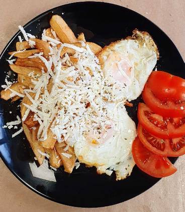 Oua ochiuri si cartofi prajiti