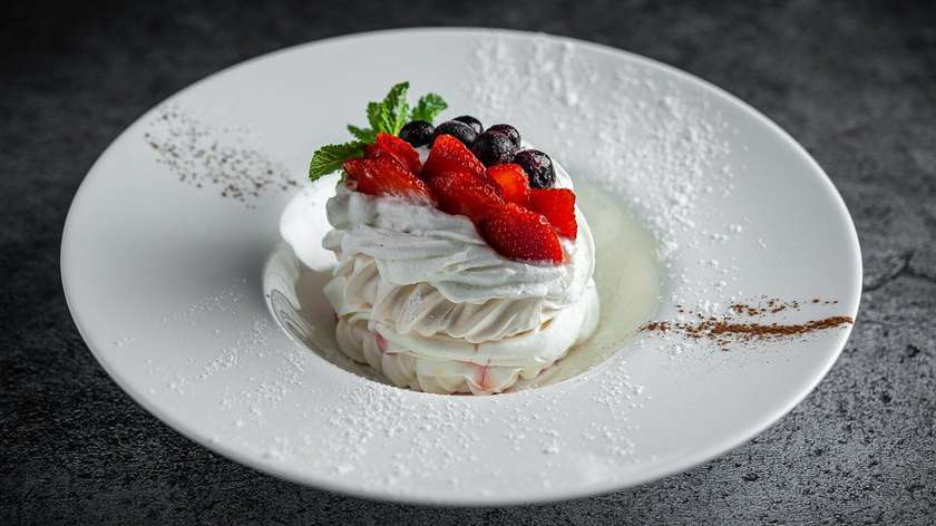 Pavlova cake