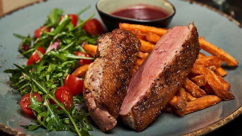 Duck fillet with cherry-wine sauce
