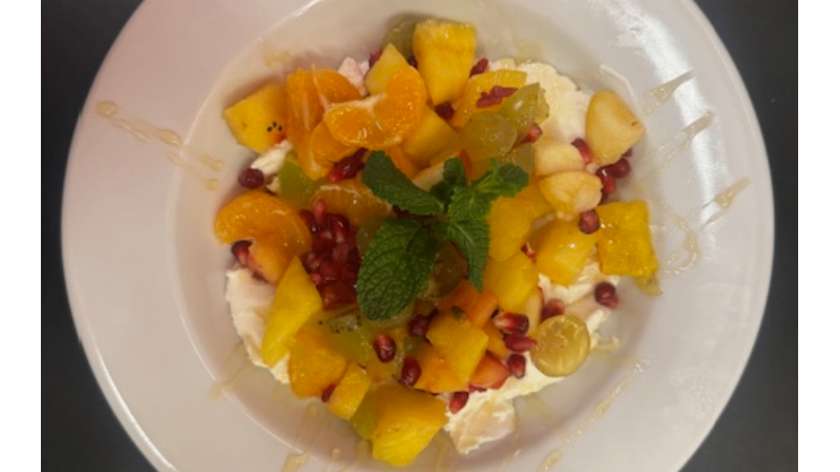 Granola z jogurtem i owocami