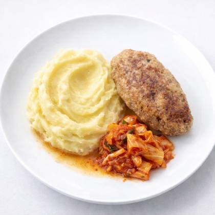 Домашние свиные котлеты с картофельным пюре и кимчи