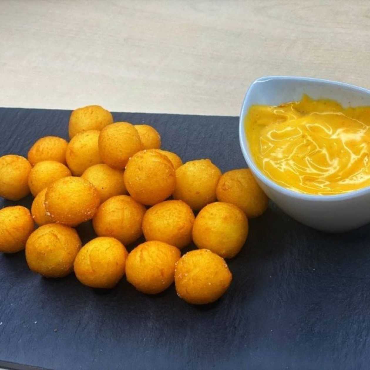 Kartupeļu biezeņa kraukšķīgās bumbiņas ar mērci