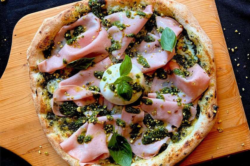 Pizza Mortadella, buratta e Pistachi