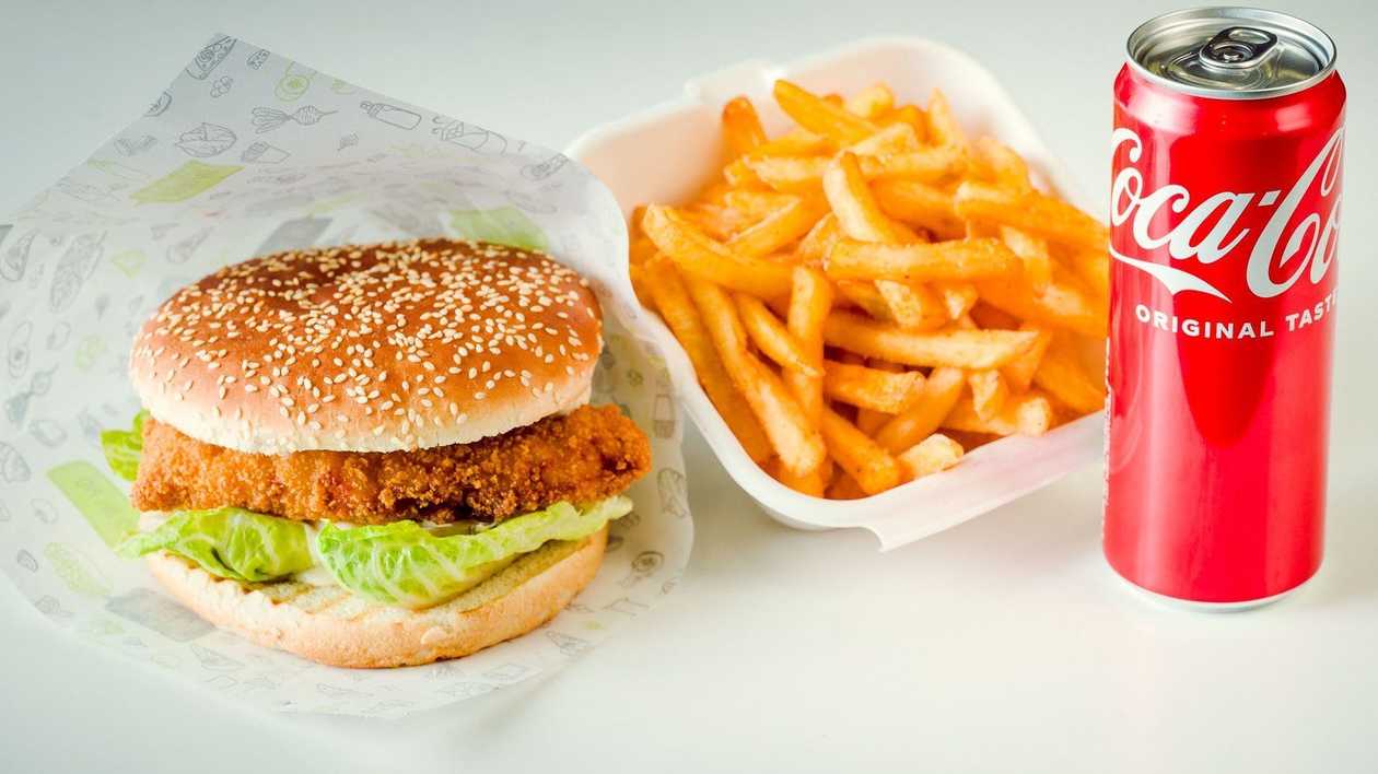 Kebaba burgers, frī kartupeļi, mērce, dzēriens