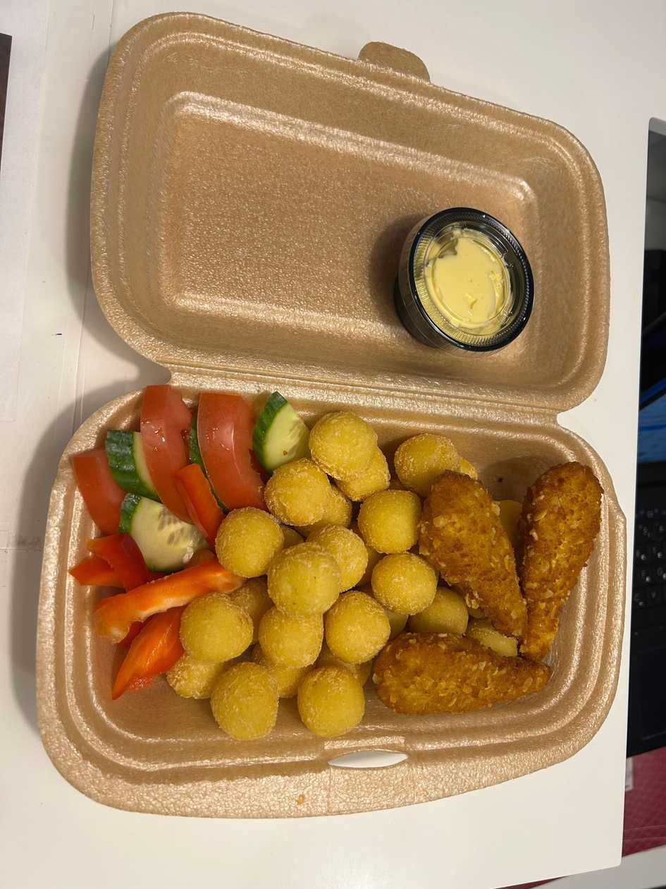 Kartupeļu biezeņa kraukšķīgās bumbiņas ar vistas nagetiem (3 gab.)