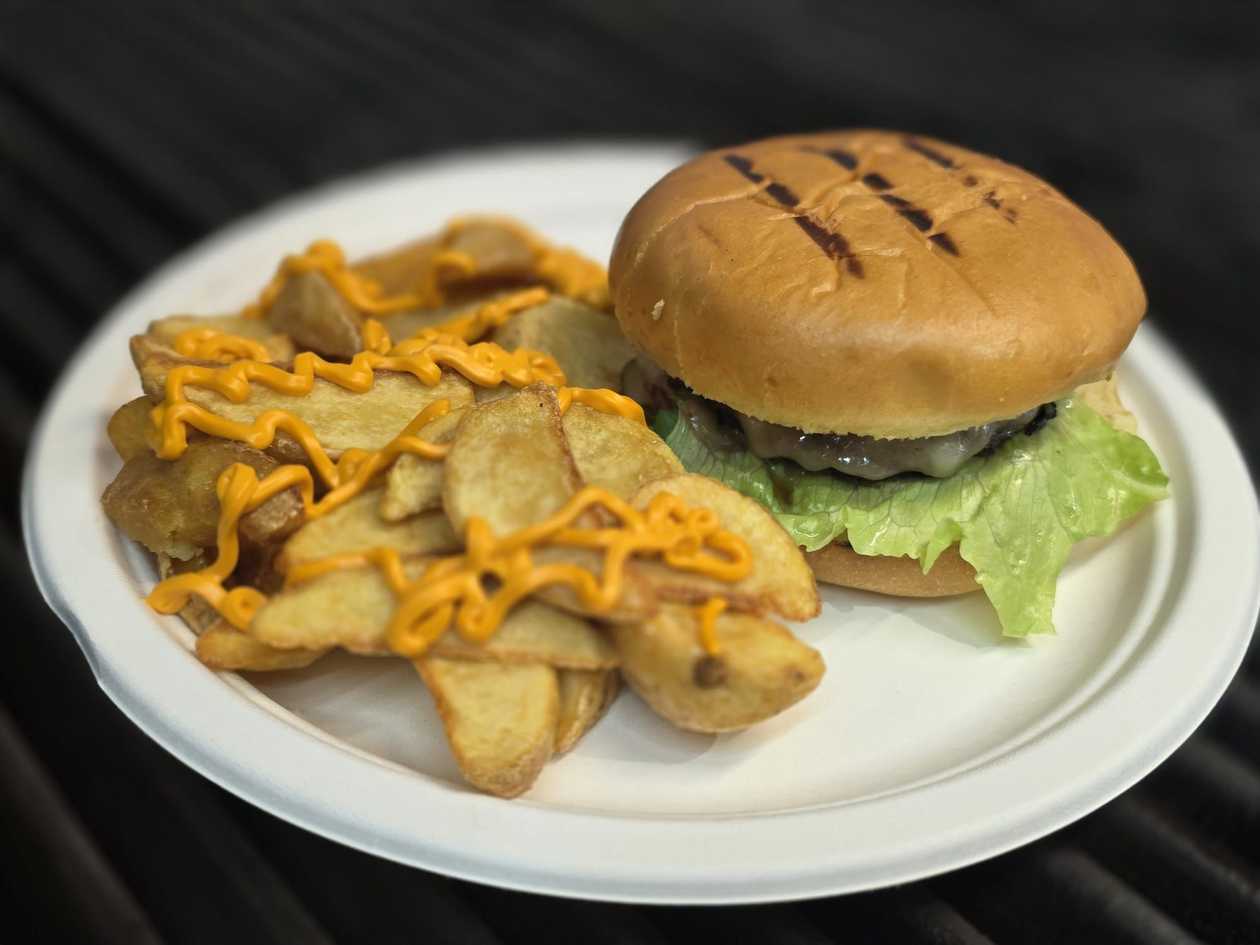 BURGER VITA ANGUS CU CARTOFI SI SOS CHEDDAR