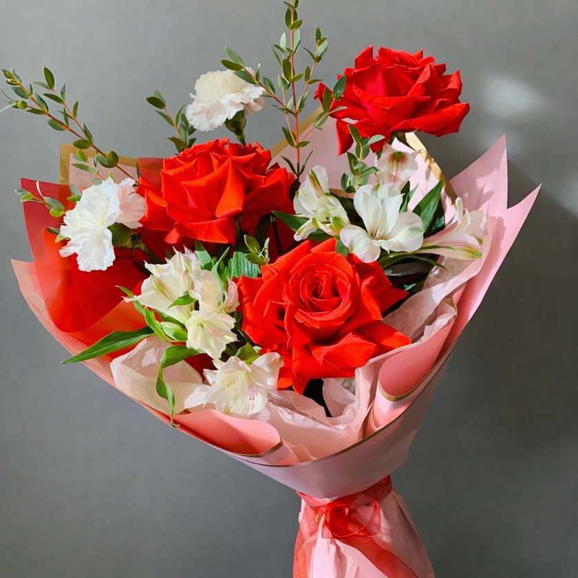 bouquet of 3 "French" red roses with additions
