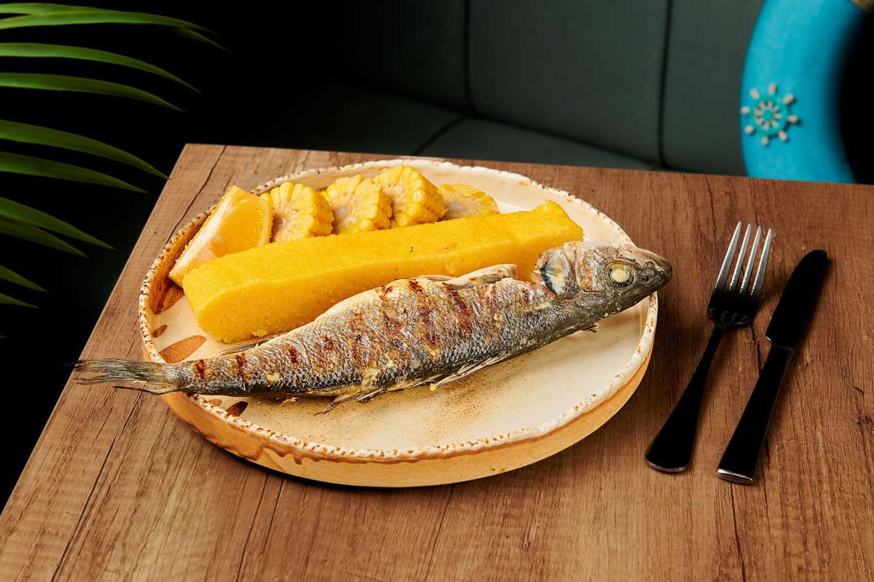 Biban de mare la gătar cu mamaliga coapta si porumb